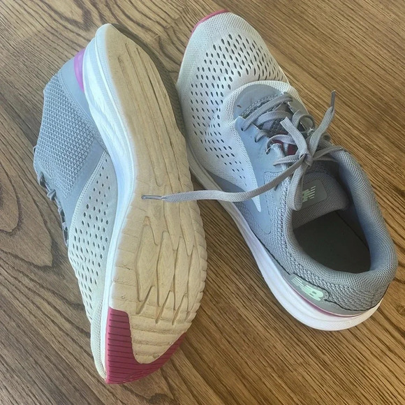 New Balance Women’s WPRORLS1 Grey And Purple Size 9.5 Running Shoe Sneaker EUC - Picture 2 of 7